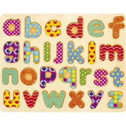 Lettres de l'alphabet servies sur un plateau. Apprentissage par le jeu. Ulysse